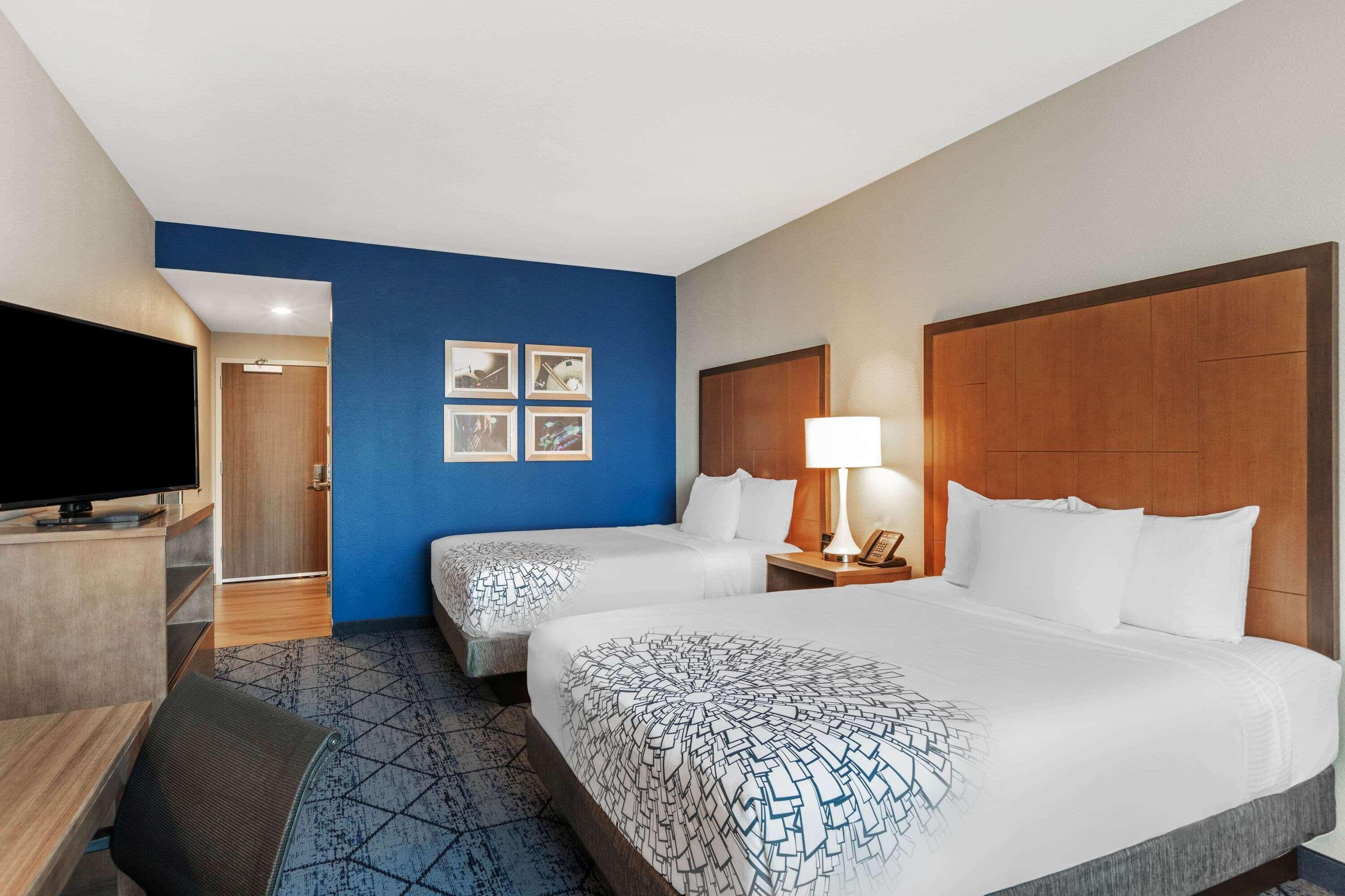 La Quinta Inn & Suites By Wyndham Kansas City Beacon Hill מראה חיצוני תמונה