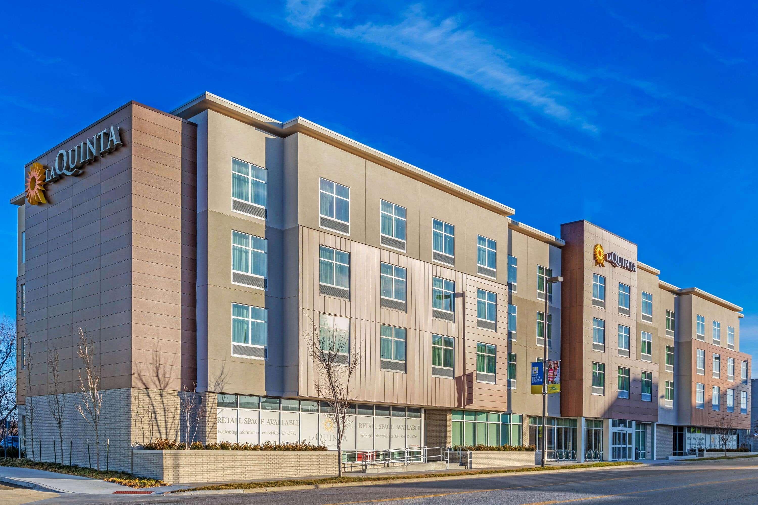 La Quinta Inn & Suites By Wyndham Kansas City Beacon Hill מראה חיצוני תמונה