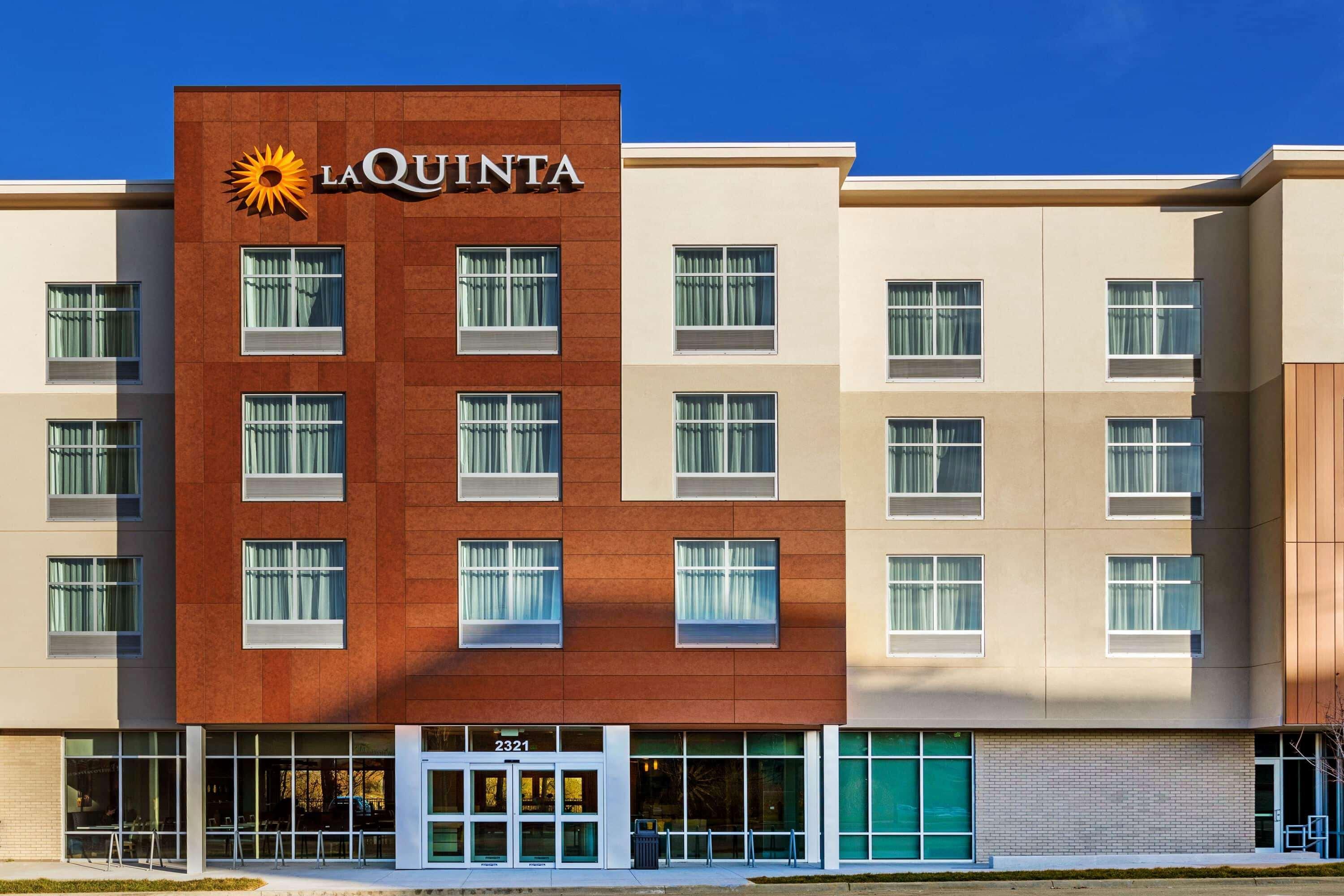 La Quinta Inn & Suites By Wyndham Kansas City Beacon Hill מראה חיצוני תמונה