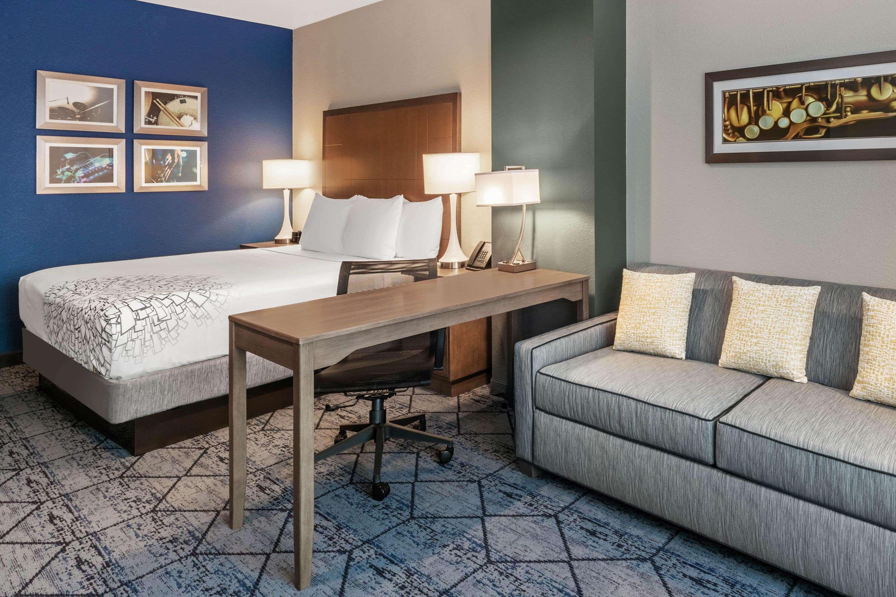 La Quinta Inn & Suites By Wyndham Kansas City Beacon Hill מראה חיצוני תמונה