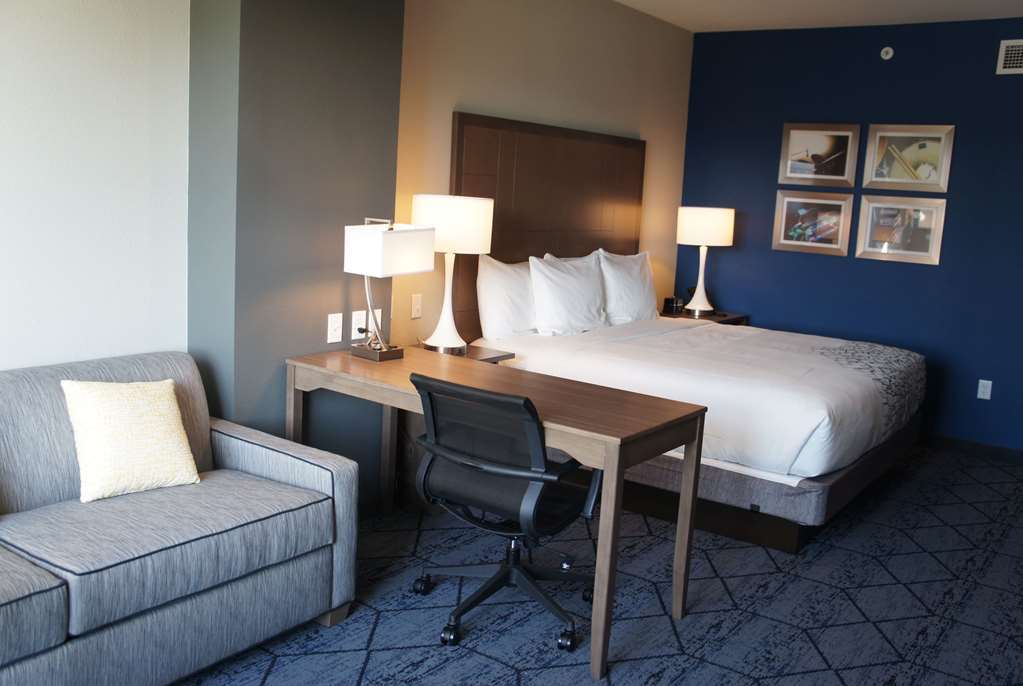 La Quinta Inn & Suites By Wyndham Kansas City Beacon Hill חדר תמונה