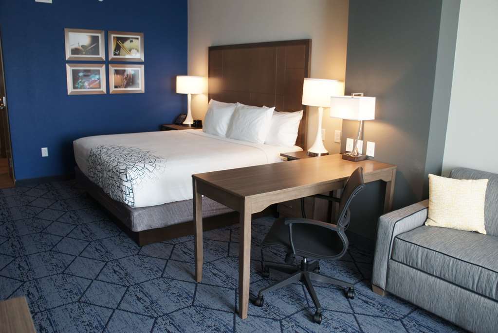 La Quinta Inn & Suites By Wyndham Kansas City Beacon Hill חדר תמונה