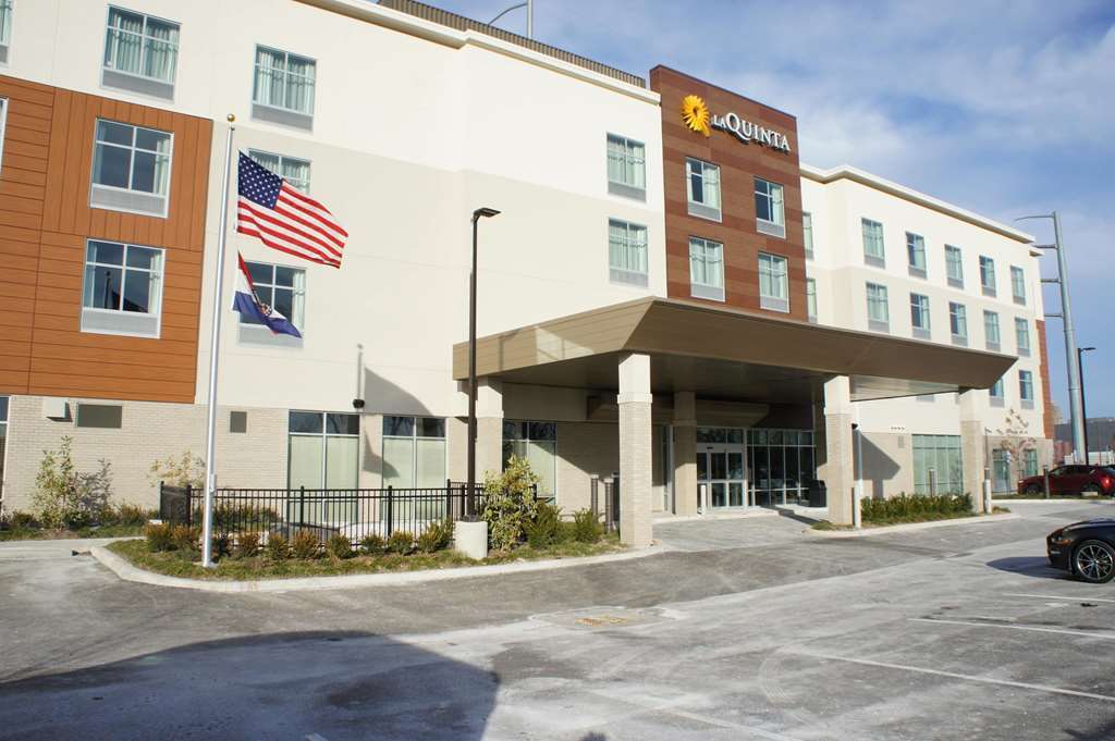 La Quinta Inn & Suites By Wyndham Kansas City Beacon Hill מראה חיצוני תמונה