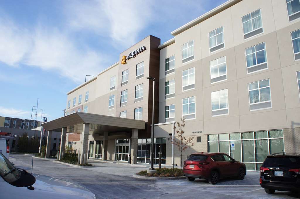 La Quinta Inn & Suites By Wyndham Kansas City Beacon Hill מראה חיצוני תמונה